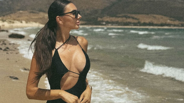 ФОТО. Дружина екс-футболіста Динамо підкорює іспанські пляжі. Гарячі кадри