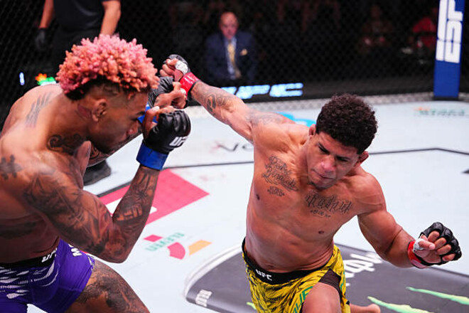 UFC в Лас-Вегасе. Непобежденный Моралес уничтожил Бернса в первом раунде