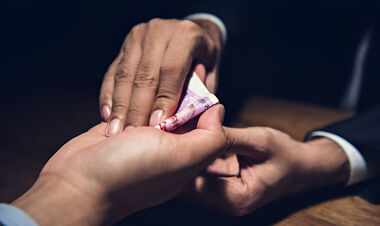 Двое мужчин арестованы за незаконное кредитование в казино Макао