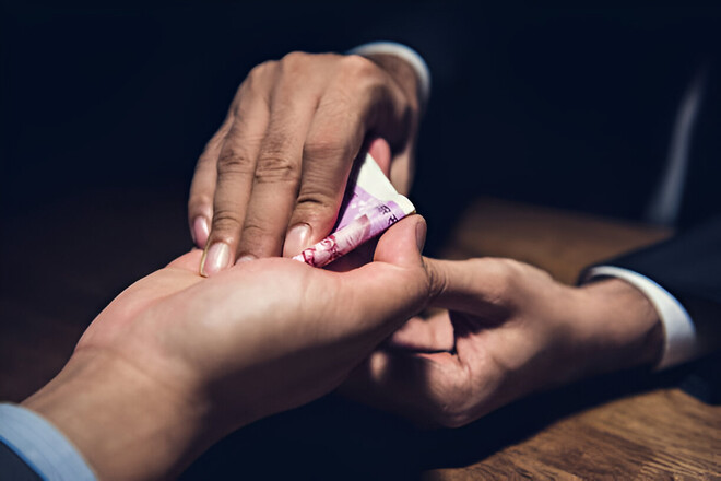 Двое мужчин арестованы за незаконное кредитование в казино Макао