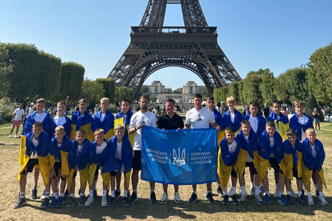 ФОТО. Юные футболисты из Днепра, победители Кубка регионов, посетили Париж