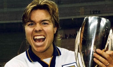 ФОТО. Легендарний футболіст почав продавати пилососи