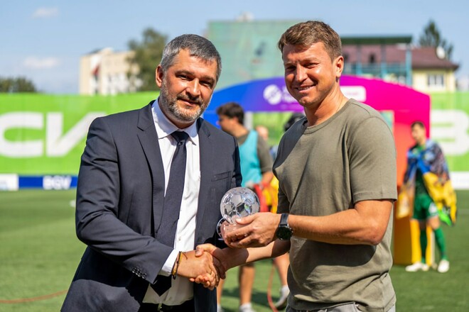 ФОТО. Президент УПЛ вручил Ротаню награду лучшего тренера лиги