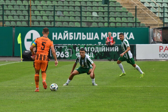 Экс-арбитр ФИФА прокомментировал незасчитанные голы Карпат в ворота Шахтера