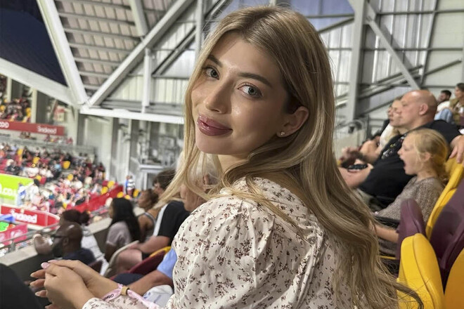 ФОТО. Украинская красавица поддержала Ярмолюка на матче Брентфорда