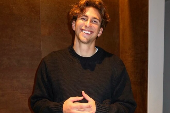 ФОТО. Забарний разом із дружиною заселився до паризького готелю