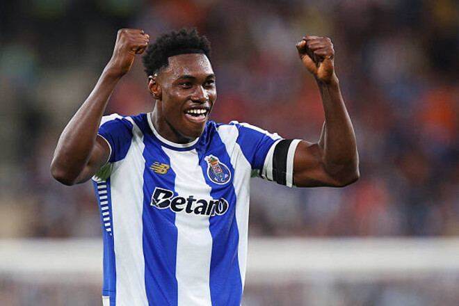 Два гола Саму принесли победу Порту. Сколько дублей уже имеет нападающий?