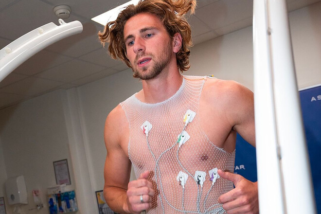 ФОТО. Як Забарний проходив медогляд в ПСЖ