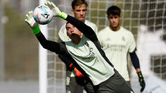 Lunin received an offer from a cult club. Already decided for whom to play