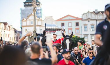 Кубок Стэнли покатали на карете с лошадьми. Украинцы побывали на празднике