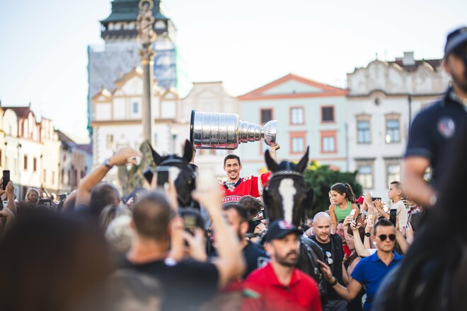 Кубок Стэнли покатали на карете с лошадьми. Украинцы побывали на празднике
