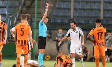 ВИДЕО. Спорное удаление. За что Очеретько получил красную карточку?