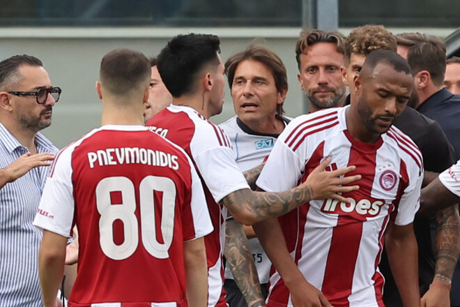 ВІДЕО. Конте у спарингу вибіг на поле і накинувся на гравця Олімпіакоса