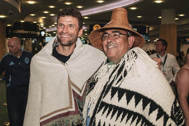 ВІДЕО. Корінні індіанці привітали Томаса Мюллера у Ванкувері