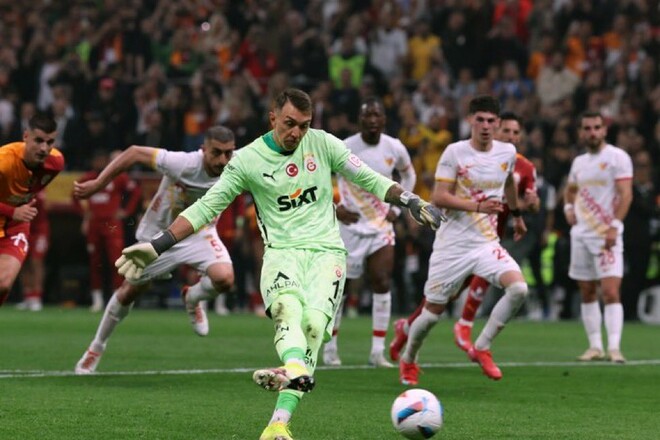 ВІДЕО. Уникнув фіаско. Як у чемпіонському матчі Галатасарая забив голкіпер