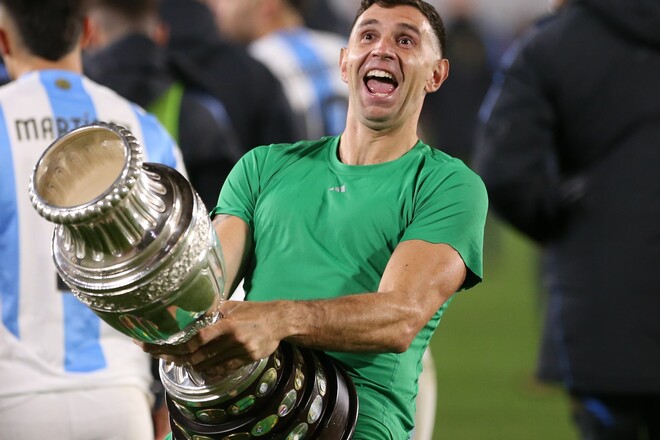 Барселона хоче підписати найкращого воротаря світу. Його має замінити Лунін