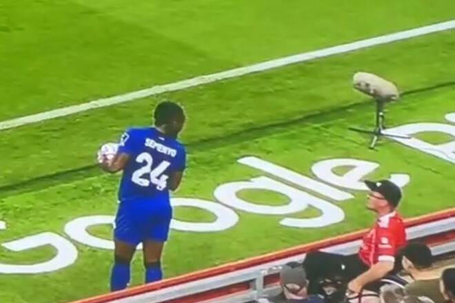 ФОТО. Суддя перервав матч Ліверпуля. Інвалід-візочник обізвав форварда