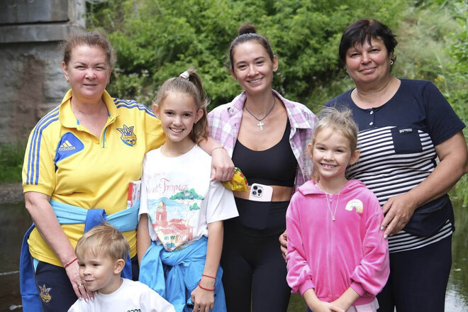 ФОТО. Дружина екс-динамівця повернулася в Україну та підкорила серця