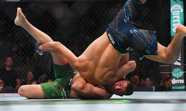 Дрікус дю Плессі втратив титул чемпіона UFC в поєдинку з Чімаєвим