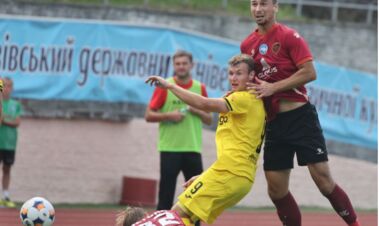 Прикарпатье и Чернигов проводят матч Первой лиги. Стартовые составы