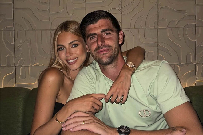 ФОТО. Дружина Тібо Куртуа роздяглася та показала відверті кадри