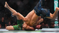 Дрикус дю Плесси потерял титул чемпиона UFC в поединке с Чимаевым