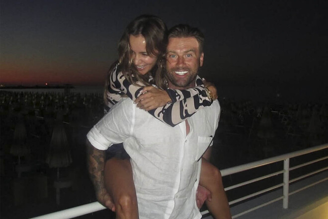 ФОТО. Известный футболист выдал себя за мойщика окон в Ирландии