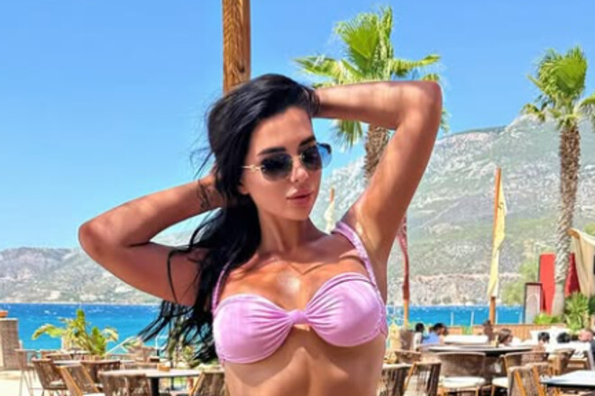 ФОТО. Жена украинского легионера продолжает хвастаться роскошным телом