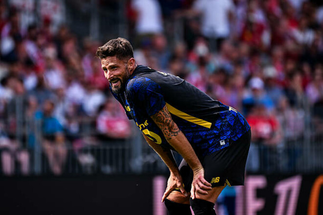 ВИДЕО. Известный нападающий разминался перед игрой на парковке