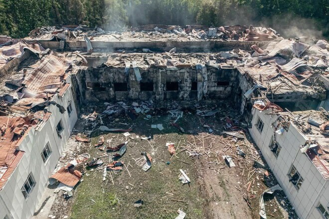 ФОТО. Оккупанты разрушили центр по пляжному волейболу в Сумах