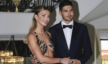 ФОТО. Пілот Формули-1 засвітився на відпочинку з красунею. Вона  – топ