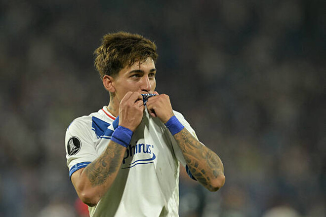 Нападающий Велес Сарсфилд встал в один ряд с Тевесом и Неймаром