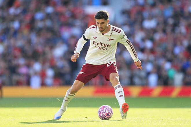 Арсенал срочно выходит на рынок. Звездный игрок получил травму колена