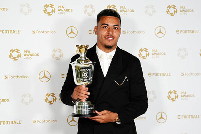 Нападающий Астон Вилли стал 7-м англичанином подряд, получившим награду PFA