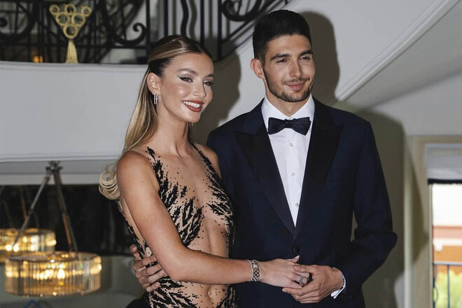 ФОТО. Пилот Формулы-1 засветился на отдыхе с красавицей. Теперь он заряжен