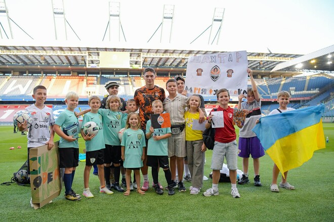 ФОТО. Игроки Шахтера встретились с юными украинцами в Кракове