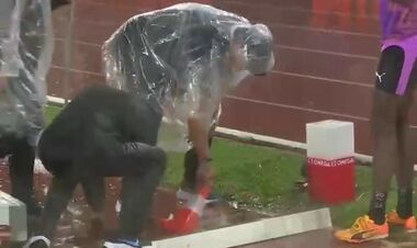 ВИДЕО. Выгребали воду из сектора. Бриллиантовая лига такого еще не видела