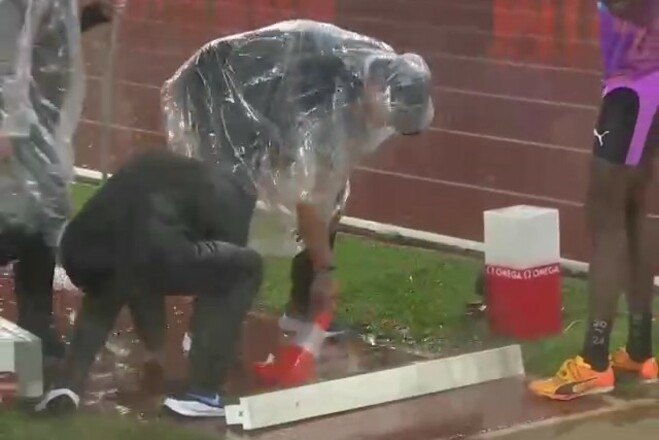 ВІДЕО. Вигрібали воду із сектора. Діамантова ліга такого ще не бачила