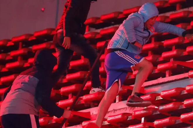 Унитазы, плитка и смерть. Фанатская драка сорвала матч в Южной Америке