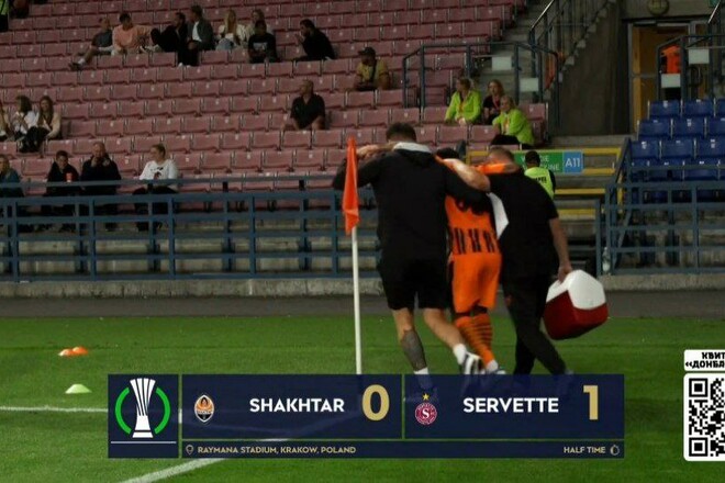 ФОТО. Лікарі винесли гравця Шахтаря в кінці першого тайму матчу з Серветтом