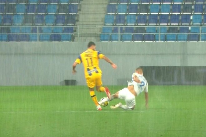 ВИДЕО. Динамо осталось в меньшинстве. Грубый фол: Вивчаренко удален с поля
