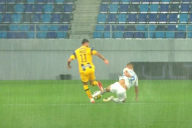 Ексарбітр ФІФА прокоментував справедливість вилучення гравця Динамо 