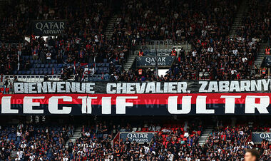 ФОТО. Ультрас ПСЖ розгорнули банер із привітанням для Забарного