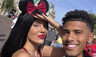 ФОТО. Футболист Шахтера развлекается в Диснейленде. С беременной женой