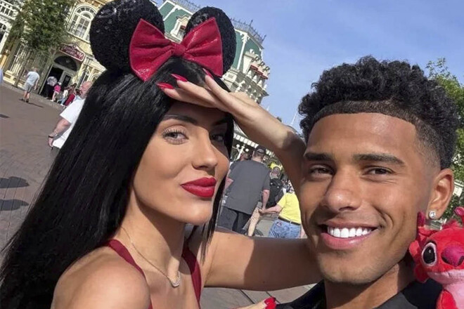 ФОТО. Футболист Шахтера развлекается в Диснейленде. С беременной женой