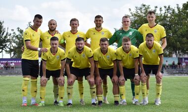 Колос Полонне та Нафтовик проводять матч Кубка України. Стартові склади