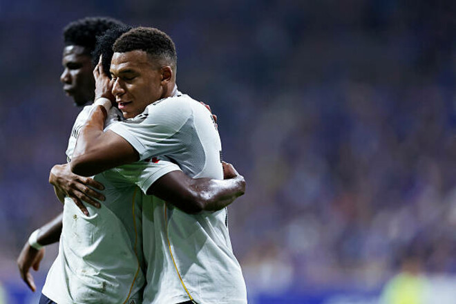 ВИДЕО. Мбаппе закрыл рот Винисиусу, спасая его от второй желтой