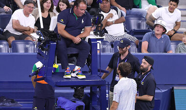 VIDEO. The photographer went to the court. Medvedev staged a scandal in the US Open match