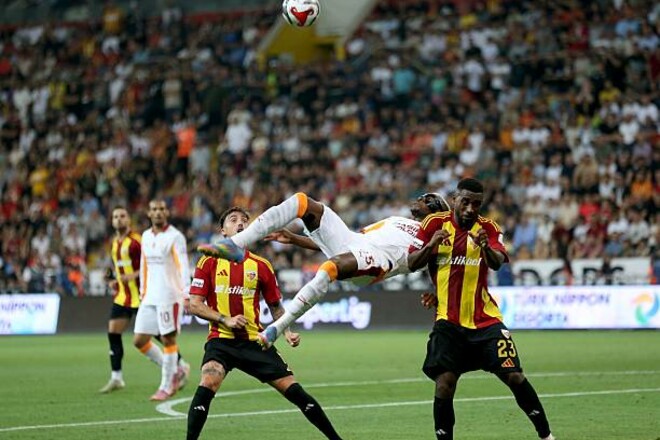 Осимхен и Сане помогли Галатасараю разгромить Кайсериспор