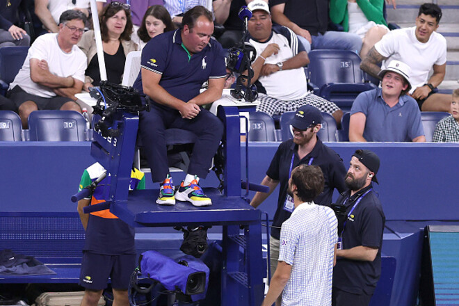 ВИДЕО. Фотограф вышел на корт. Медведев устроил скандал в матче на US Open